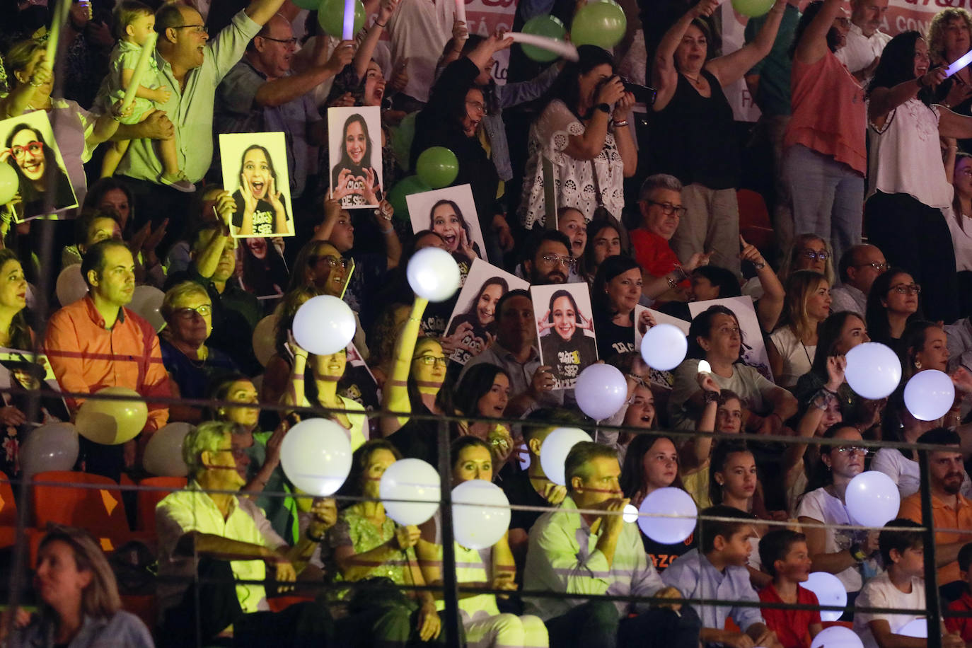 Las 146 falleras desfilan en un acto marcado por la música y la despedida de Carmen Martín y Nerea López.