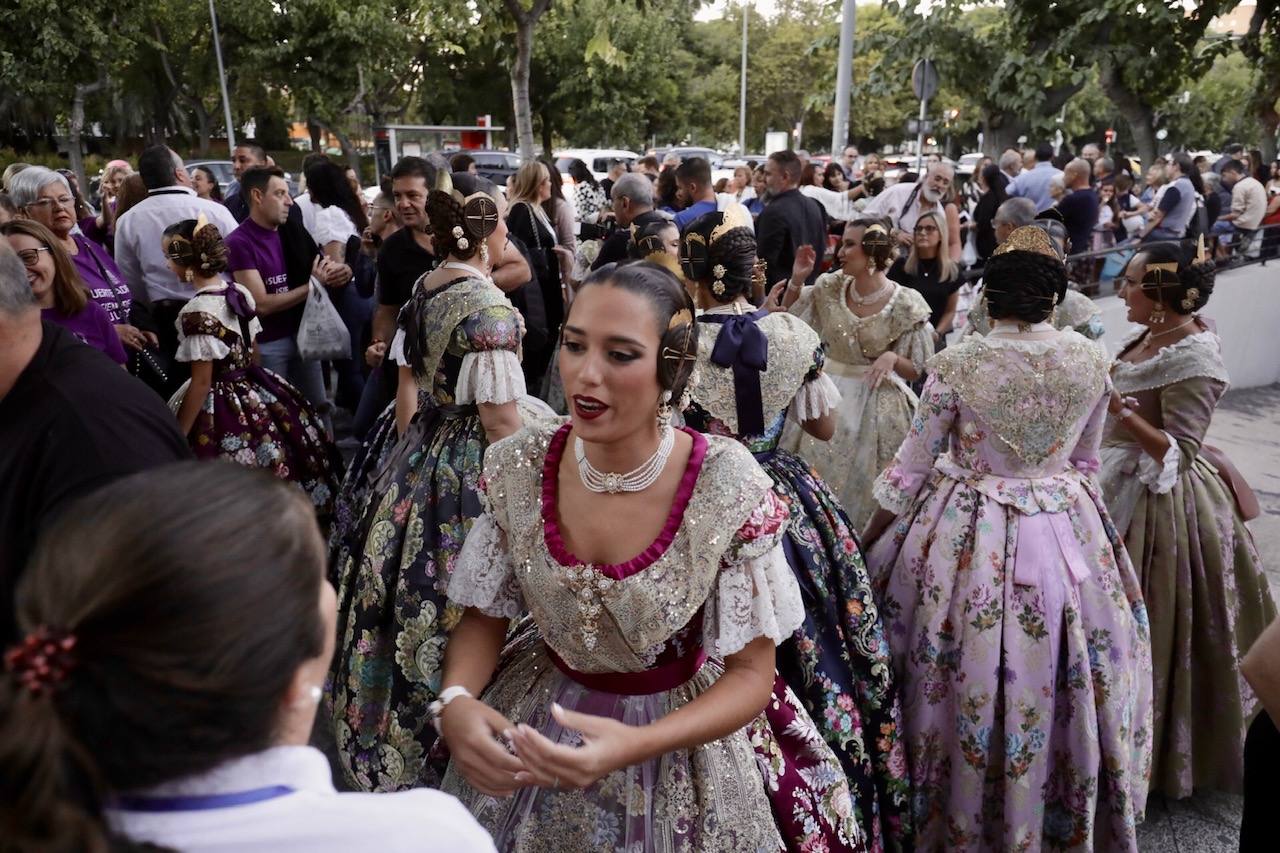 Las 146 falleras desfilan en un acto marcado por la música y la despedida de Carmen Martín y Nerea López.