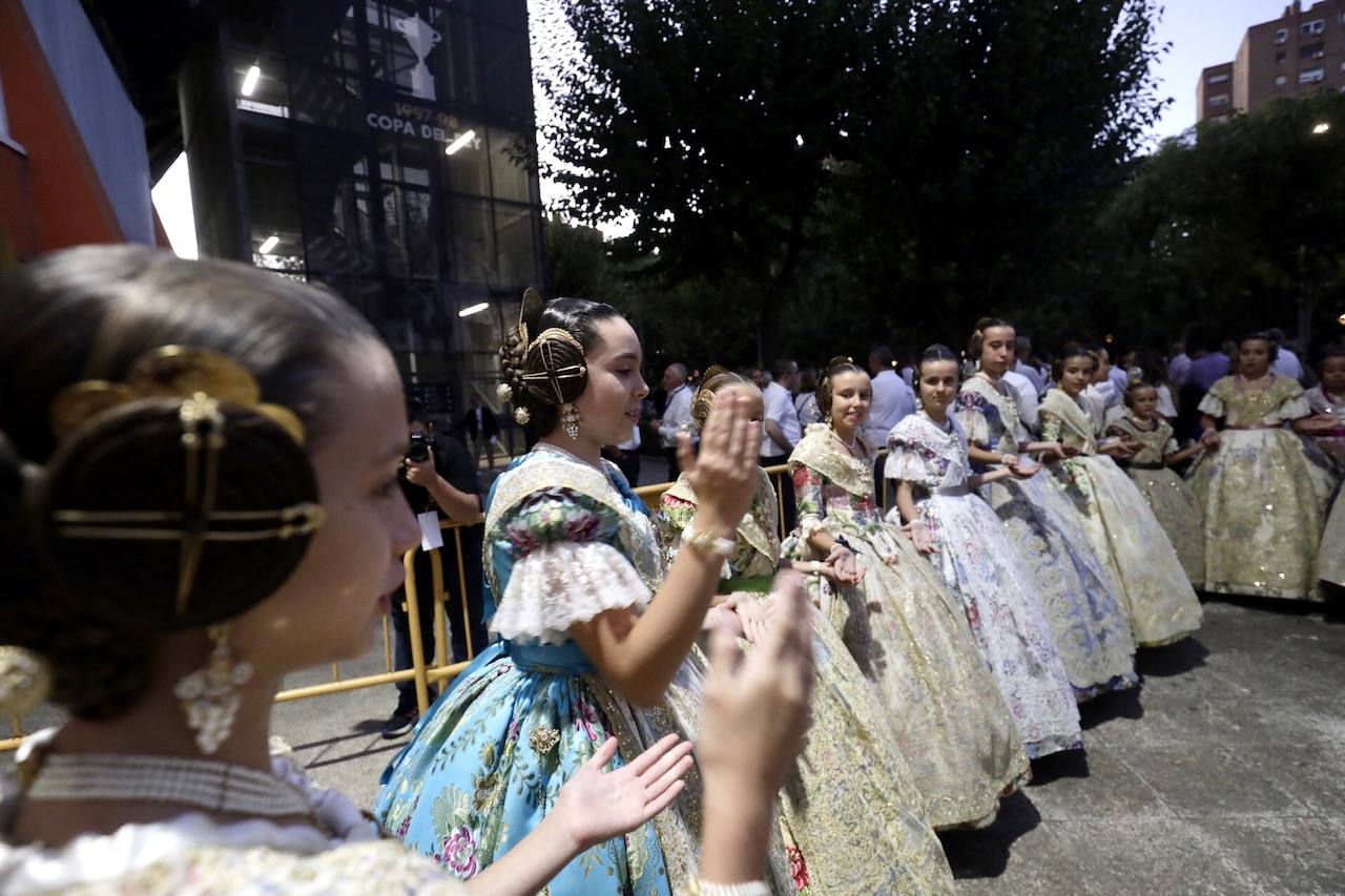 Las 146 falleras desfilan en un acto marcado por la música y la despedida de Carmen Martín y Nerea López.