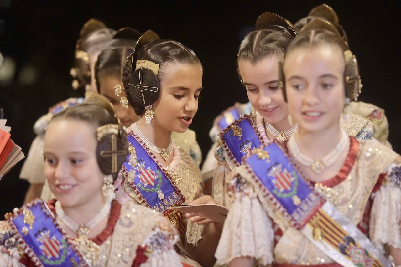 Las 146 falleras desfilan en un acto marcado por la música y la despedida de Carmen Martín y Nerea López.