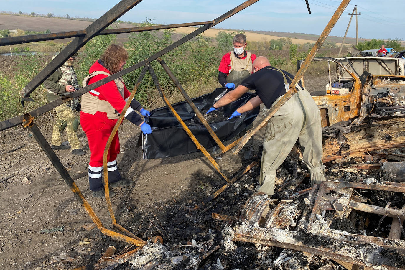 Fotos: Ucrania denuncia al menos 20 muertos en un nuevo ataque a un convoy humanitario en Kupiansk