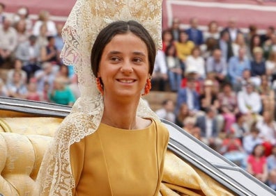 Imagen secundaria 1 - Arriba, la Reina Letizia en una imagen de archivo de Televisión Española. Abajo, Victoria Federica con teja y mantilla en 2019. A la derecha, en un acto de Moet&Chandon en 2021.