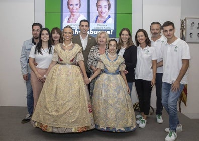 Imagen secundaria 1 - Celebración en Convento Jerusalén y en la falla La Nova d'Orriols, donde posa Diana Parra con Ismael Causera y Patricia Guillem. 