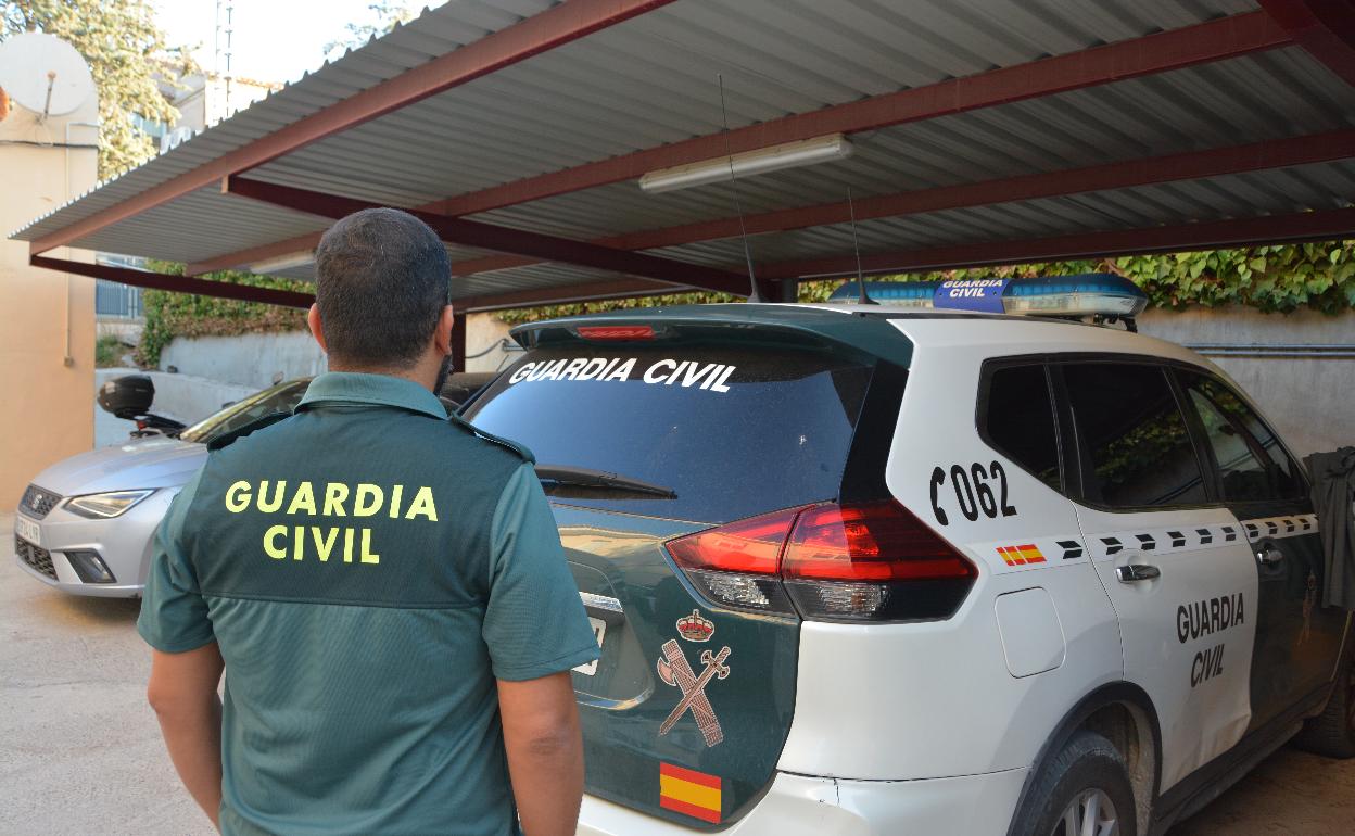 Un agente de la Guardia Civil, cuerpo que investiga la reyerta en Vinalesa. 