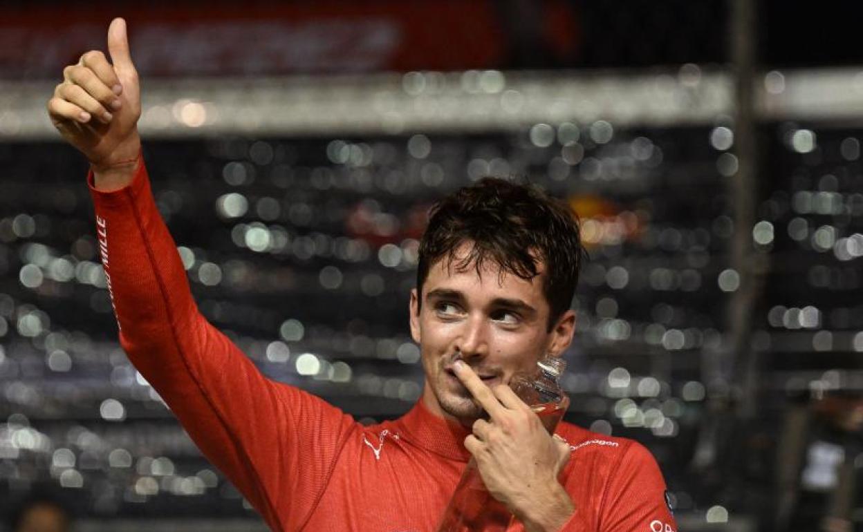 Charles Leclerc (Ferrari) celebra su pole en Singapur. 