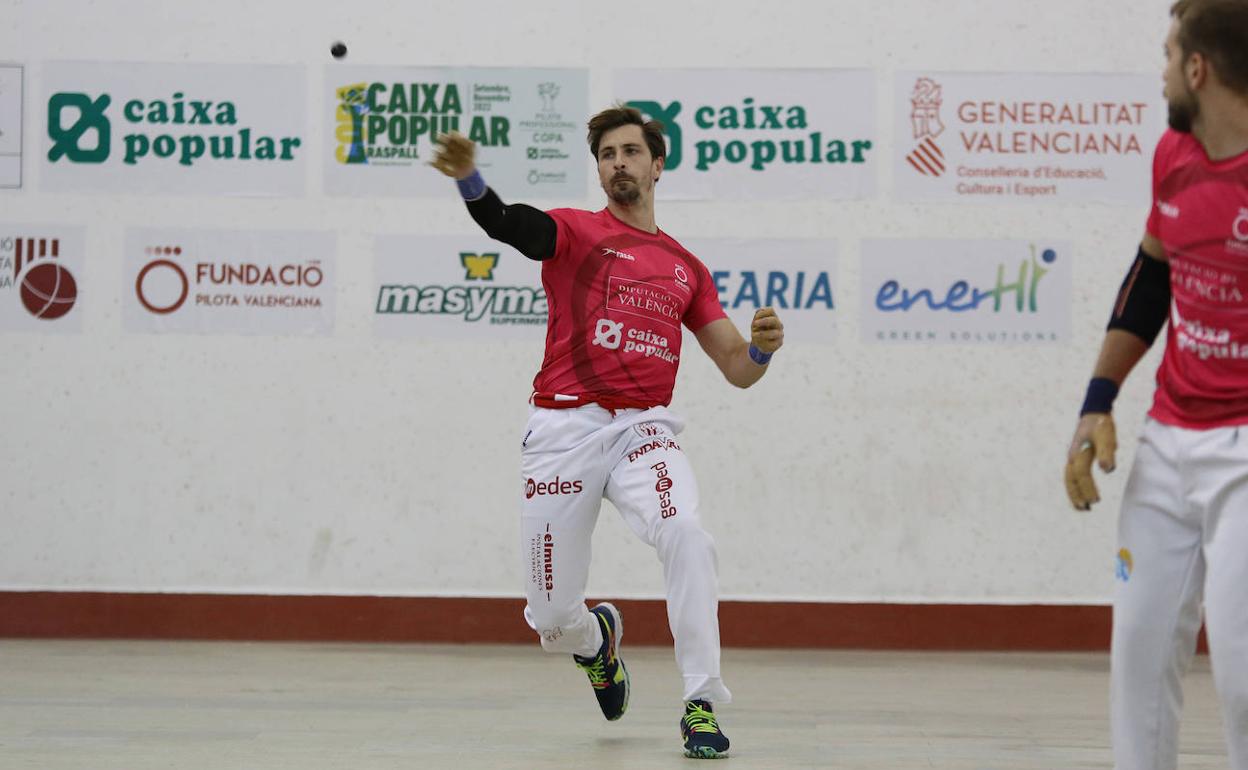 Puchol II volea durante su partida del viernes en Vila-real. 