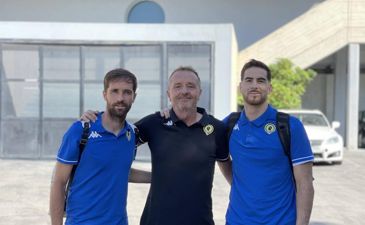 Míchel Herrero y Carlos Abad, junto al delegado Quique Sala, antes de viajar a Teruel. 