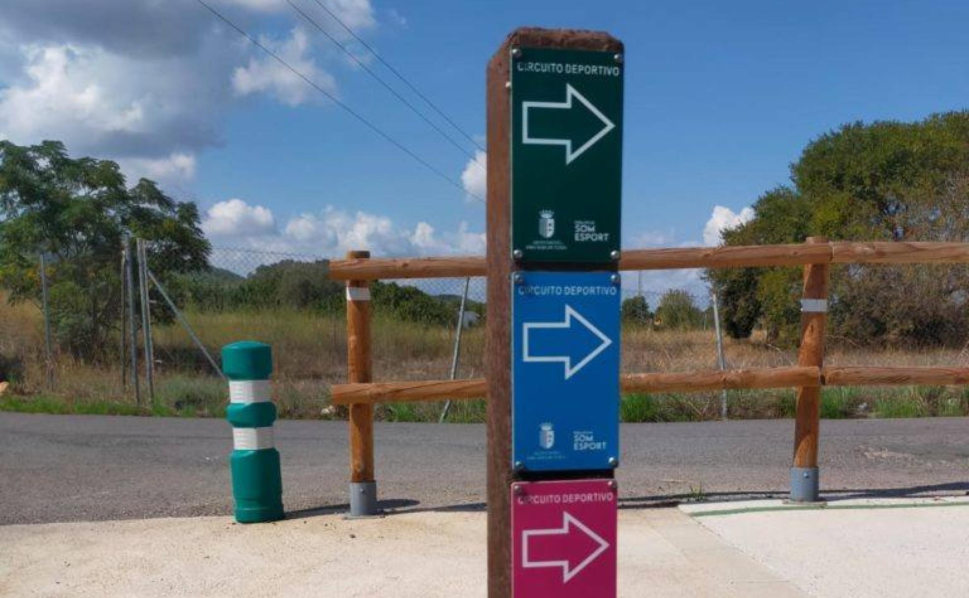 Señalización de las rutas verde, azul y roja en Riba-roja del Turia, las tres comparten el inicio. 