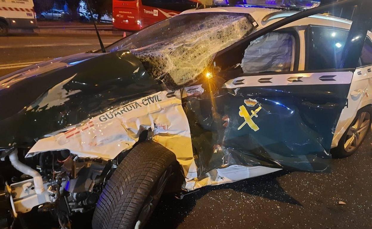 Vehículo de la Guardia Civil accidentado en Manises