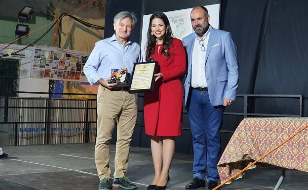 Imagen principal - Carmen Martín (FMV 2022) , Paco Pellicer, maestro mayor del gremio de artistas y Toni Pla, portavoz vecinal de Patraix y momentos de la gala. 