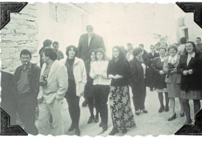 Imagen secundaria 1 - Participativo en todas las fiestas. Gloria Clemente y Gloria Corell, madre e hija, señalan el punto en que Jaime circuló en un pasacalle en el pueblo. | Vivienda. Un turista pasa frente a la casa que ocupó Jaime y su familia en Pina.