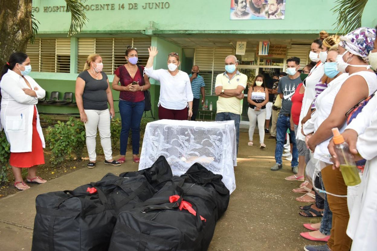 Los voluntarios con material recogido. avan