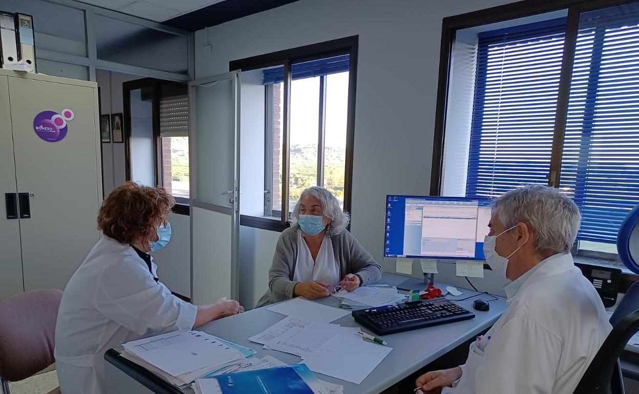La gerente del departamento, la directora del hospital de Ontinyent y el jefe del Servicio de Medicina Interna. 