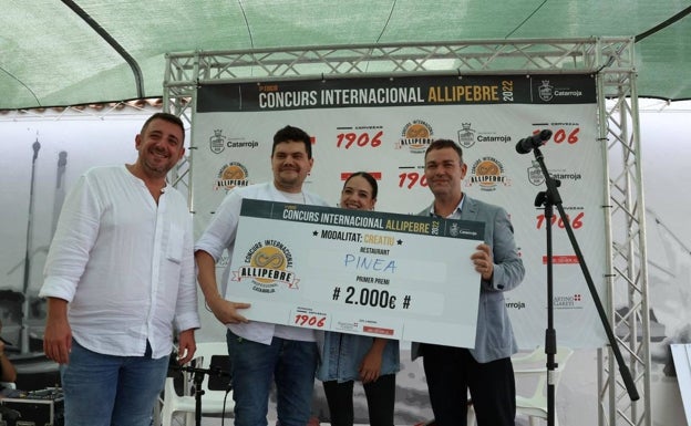 Imagen principal - La entrega de premios a lo ganadores en las dos categorías. 