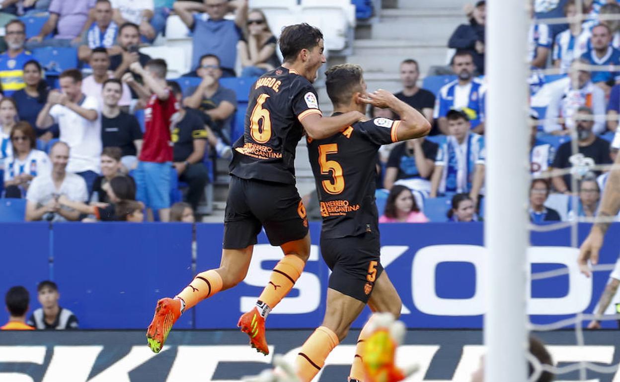 Hugo Guillamón abraza a Gabriel Paulista en Cornellà.