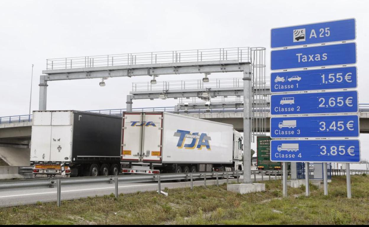 Camiones pasan por unos arcos controladores 