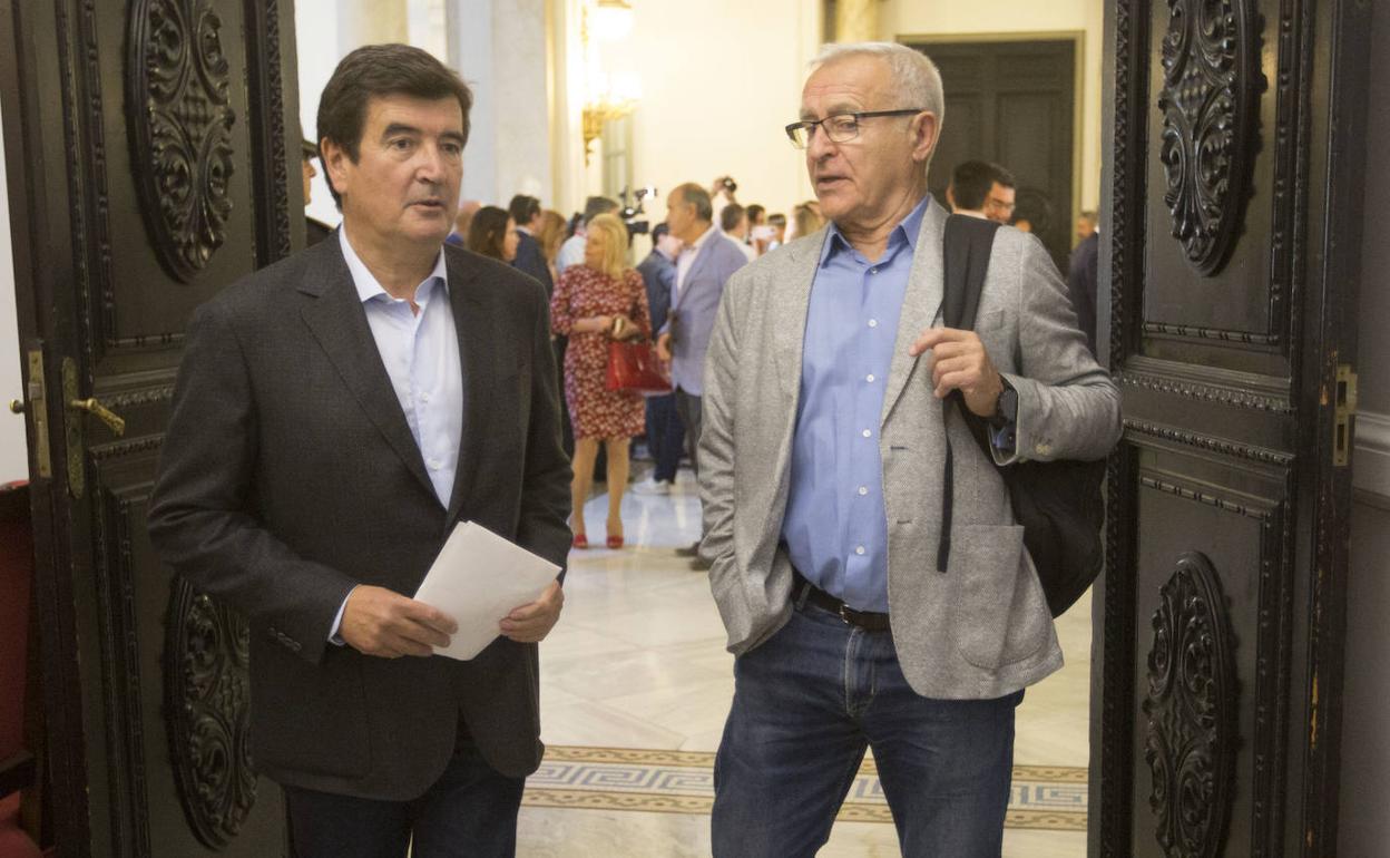 Fernando Giner y Joan Ribó, en el último pleno. 