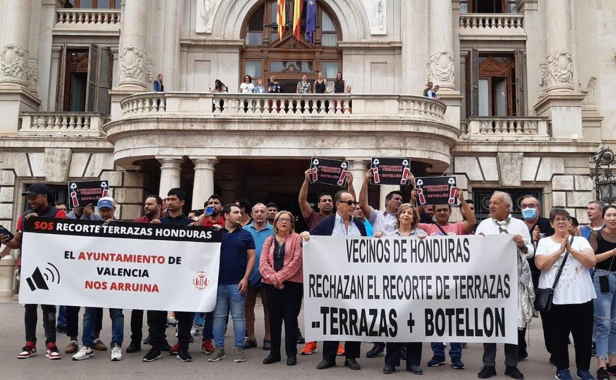 Hosteleros de la plaza de Honduras, en la protesta de este lunes. 