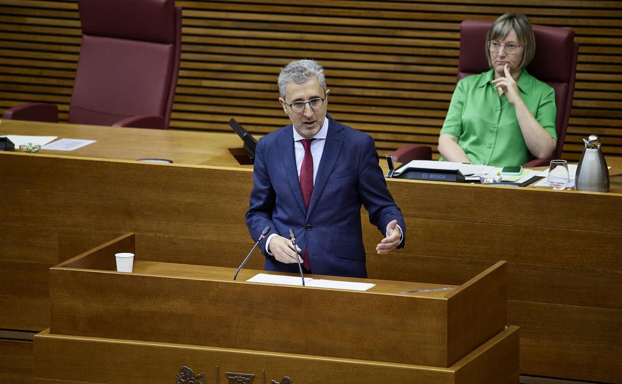 Arcadi España, actual conseller de Hacienda, en una comparecencia en Les Corts. 