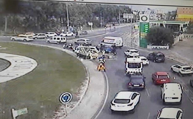 Captura de una de las cámaras que han captado los trabajos no autorizados llevados a cabo en la entrada de Benidorm