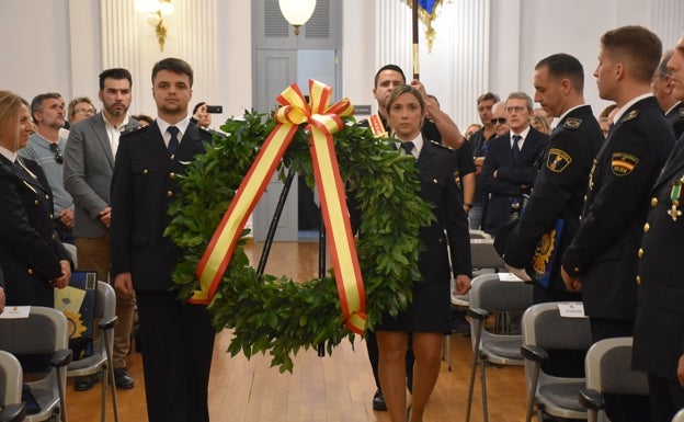 Momento de la ofrenda en recuerdo de los policías muertos en servicio. 