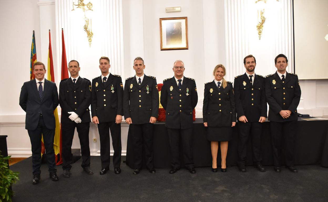 Los agentes de la Policía Nacional reconocidos con el comisario jefe y el alcalde de Xàtiva. 