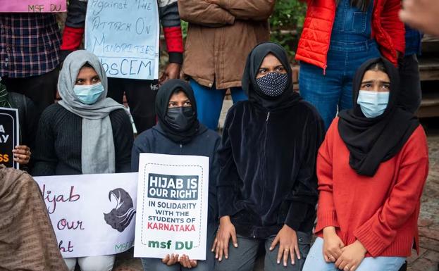 Varias mujeres protestan contra la prohibición de vestir el hiyab en escuelas secundarias y universidades de Karnataka, India. 