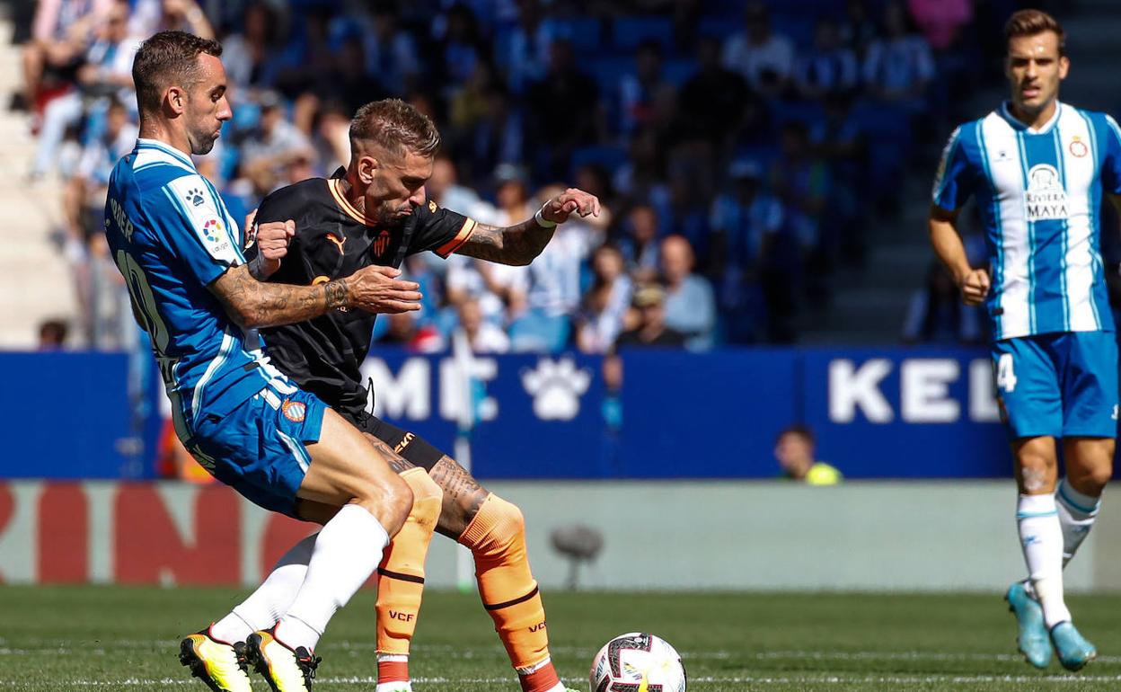 Samu Castillejo conduce el balón durante el partido contra el Espanyol.