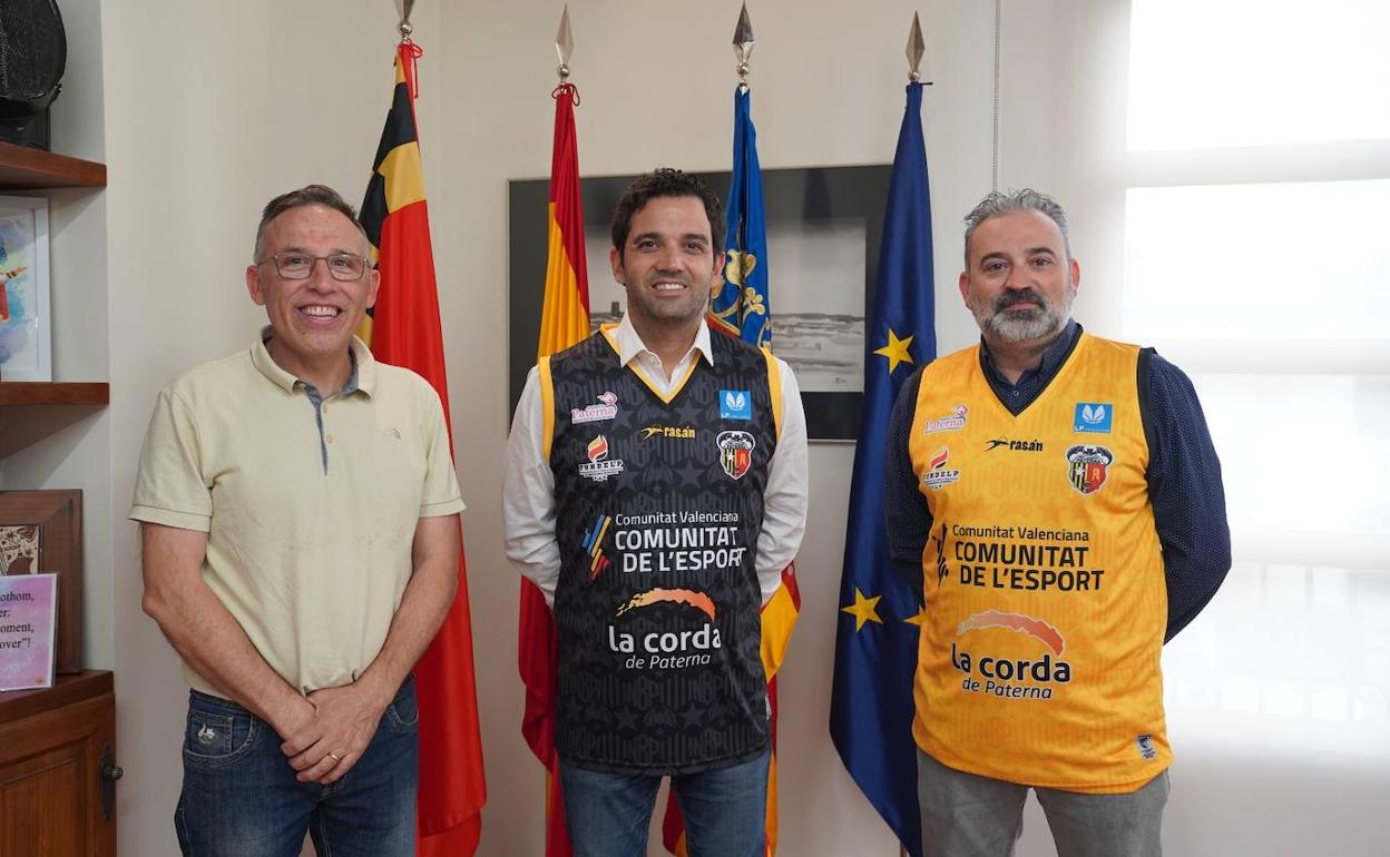 El alcalde, Juan Antonio Sagredo y el teniente alcalde, José Manuel Mora con el presidente del club. 