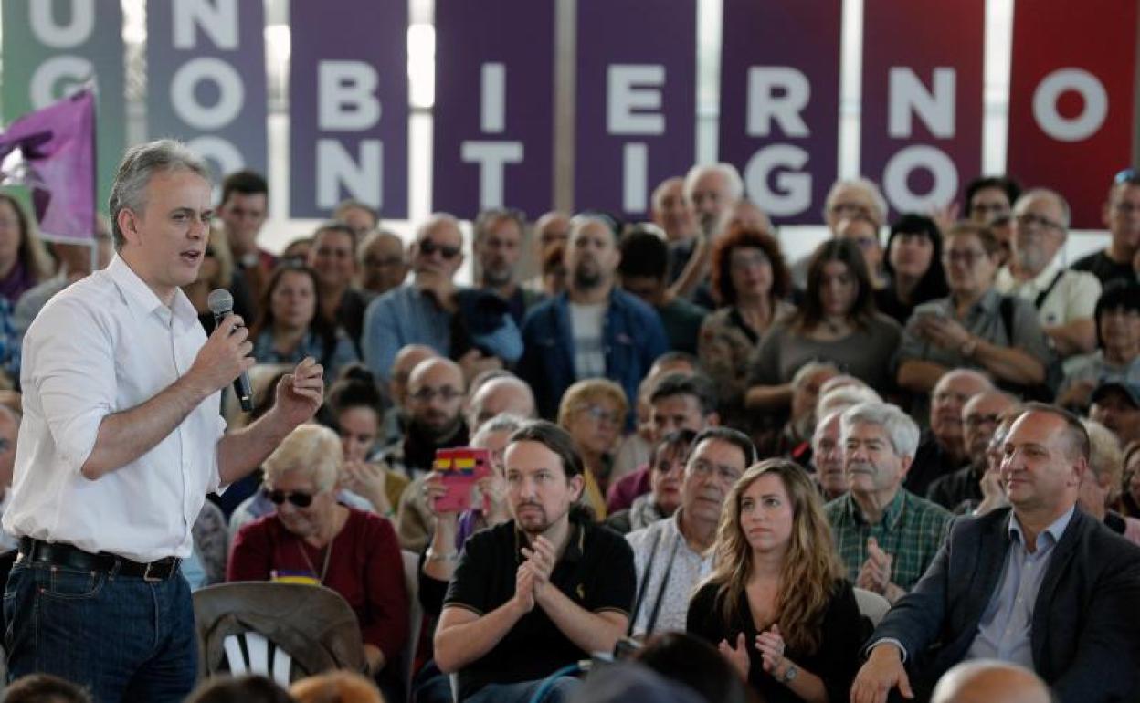 Illueca habla durante un mitin en Valencia ante la presencia de Pablo Iglesias. 