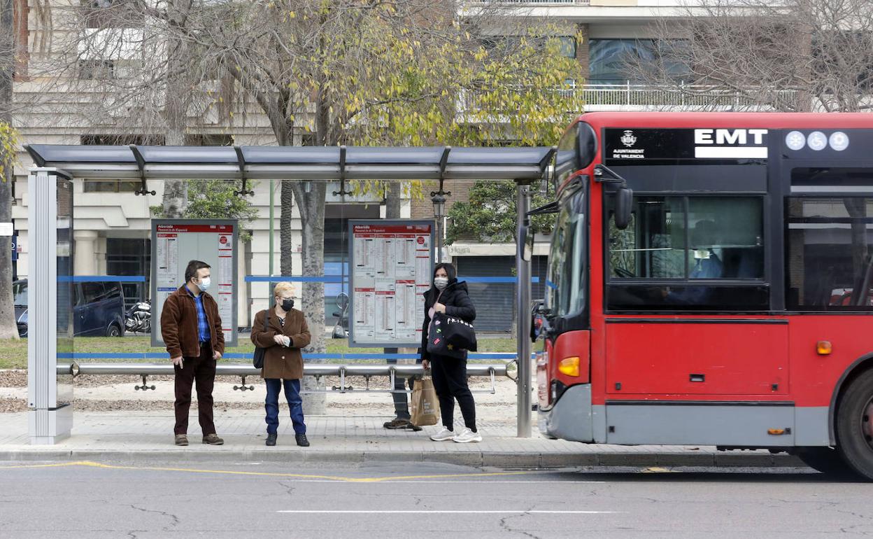 Una parada de la EMT en una calle de Valencia. 