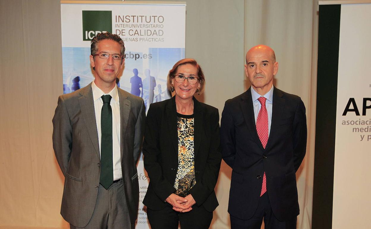 El exfiscal Torres, junto a su compañero Pablo Ponce, acompañados de la fiscal superior Teresa Gisbert.