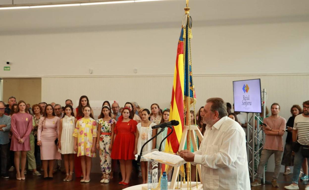 El alcalde, Jesús Ros, en la presentación de l Senyera. 