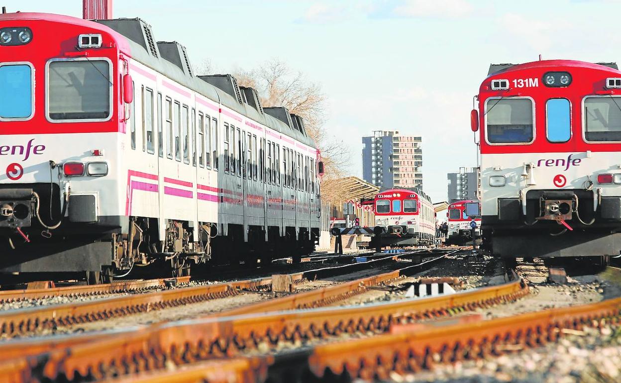 Trenes de Cercanías en la estación de San Isidro. 