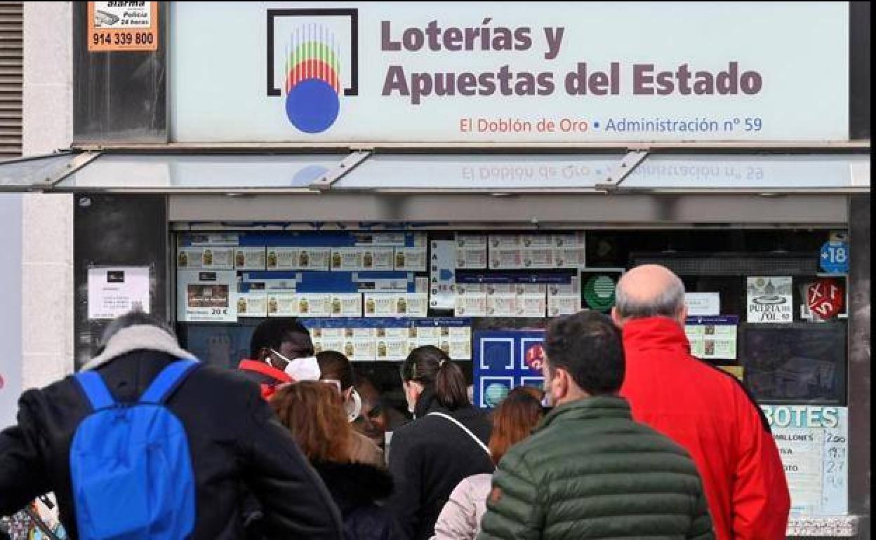 Compradores a las puertas de una administración de lotería.