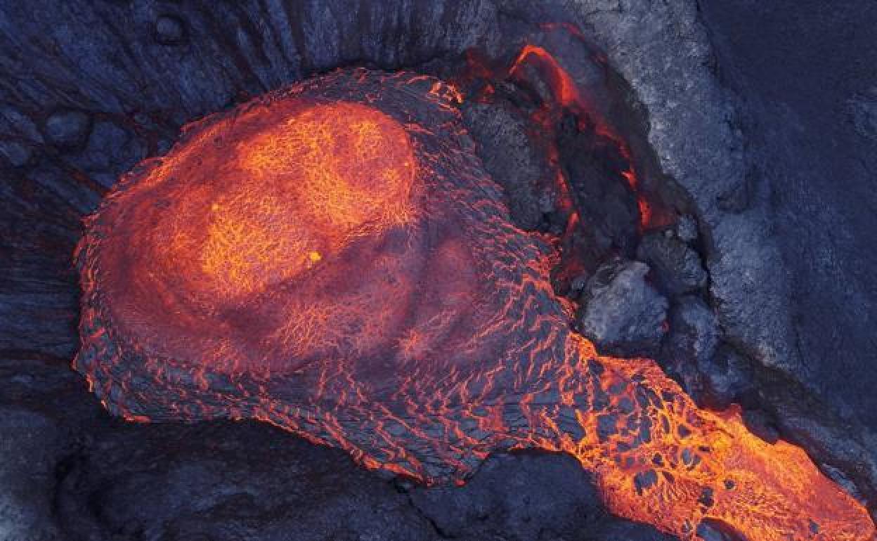 Mario Picazo y volcán | La alucinante erupción de un volcán grabada por un dron que ha impactado a Mario Picazo