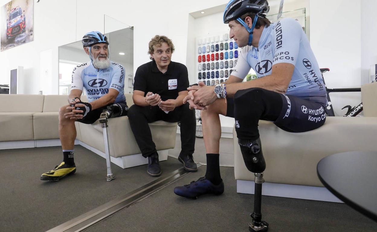 Pablo Estrela, en el centro, entre Jesús Mateo y Daniel Miñana. 