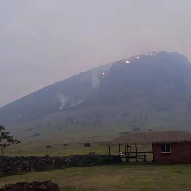 Fotos: Las llamas calcinan decenas de moái en Isla de Pascua