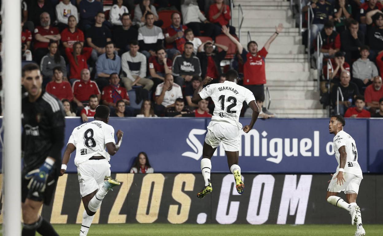 Diakhaby celebra el gol con el Valencia. 