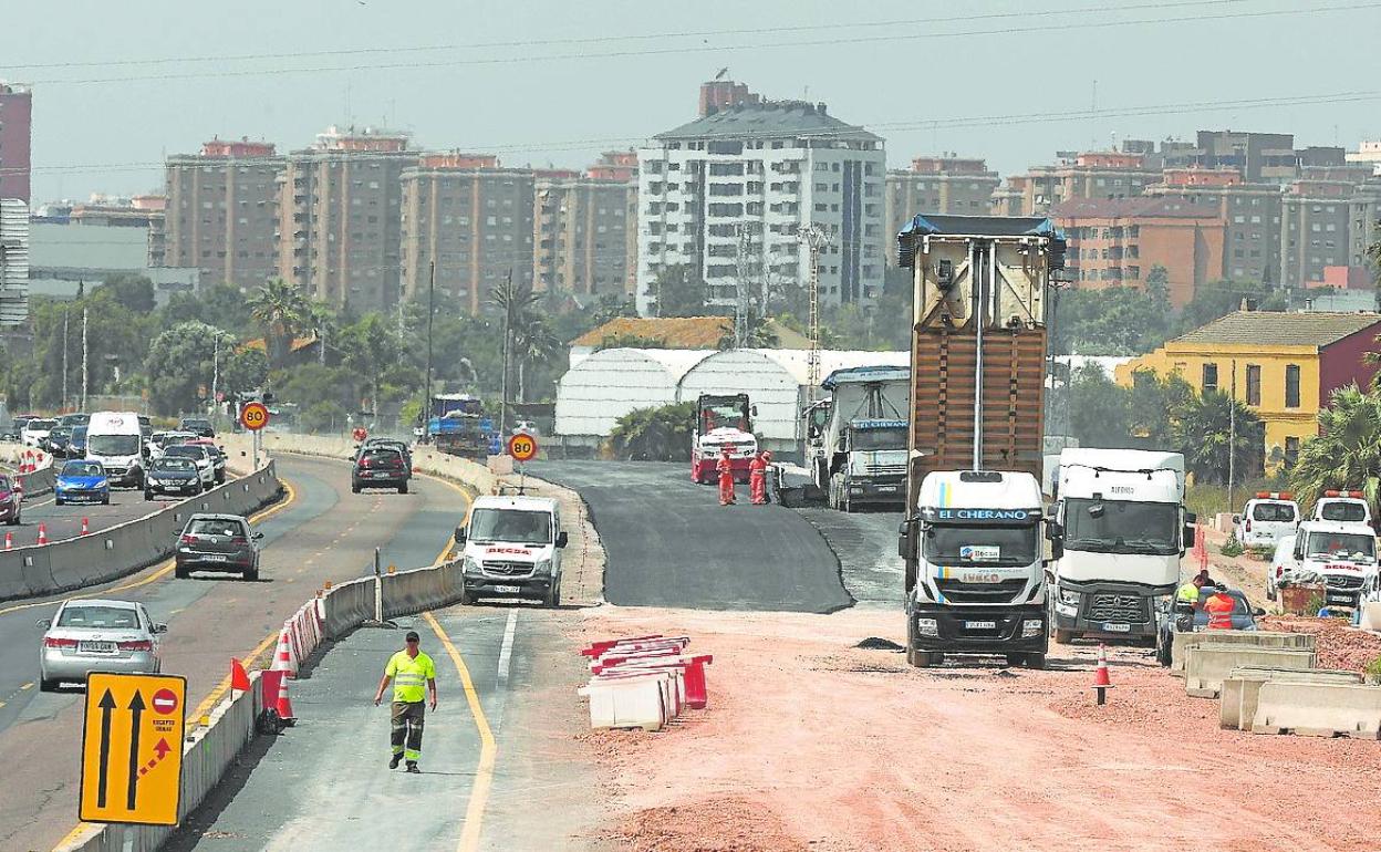 Obras del tercer carril en la V-21.