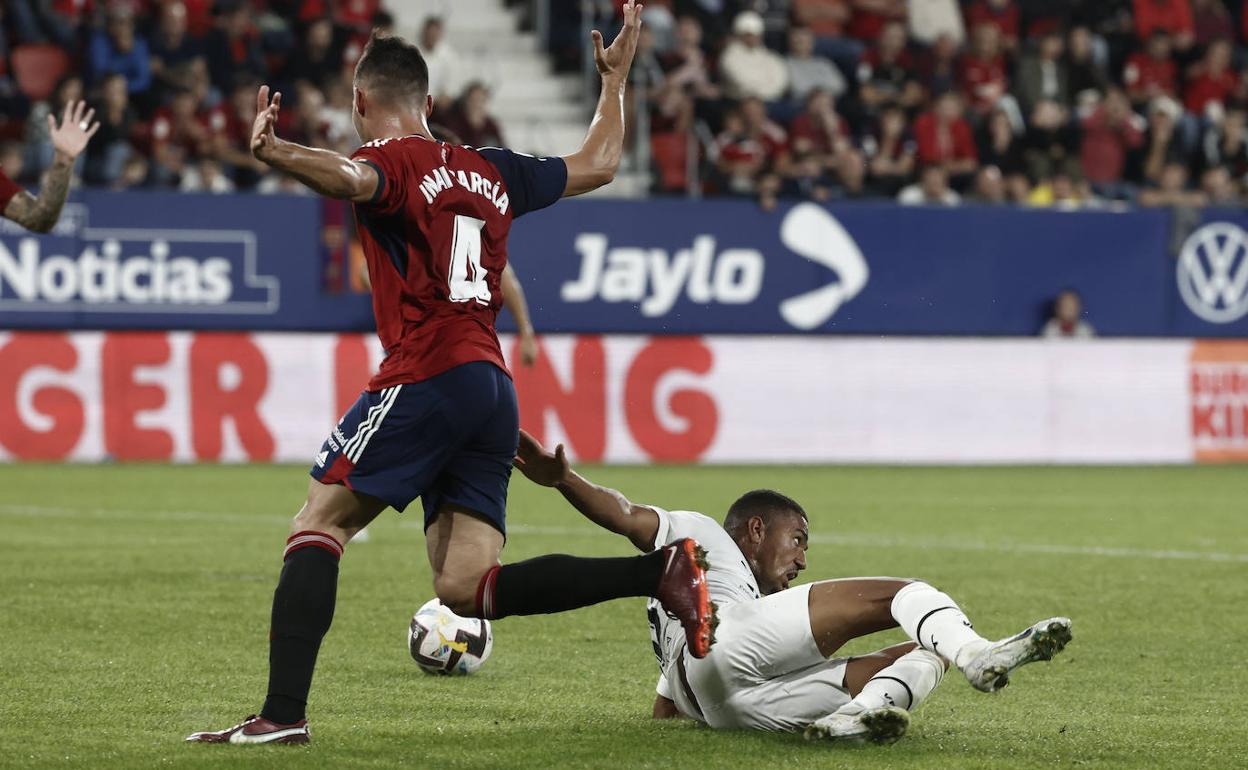 Samuel Lino cae ante la falta del osasunista Unai García en El Sadar. 