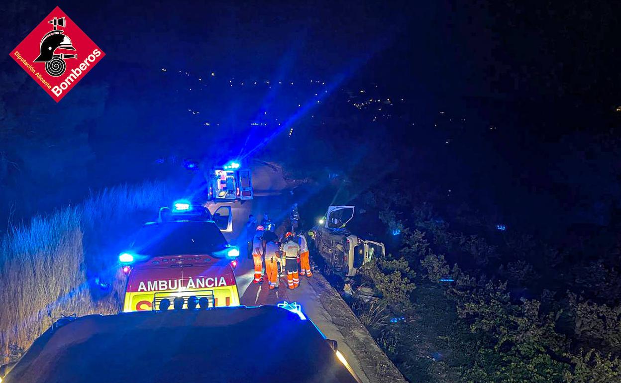 Los bomberos y el SAMU en la zona del accidente. 