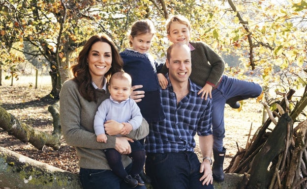 Imagen principal - Los hijos de los príncipes Guillermo y Kate y, abajo, la reina Isabel con algunos de sus nietos, vestidos con ropa de Fina Ejerique. A la derecha, Ana Pérez, segunda generación de la firma.