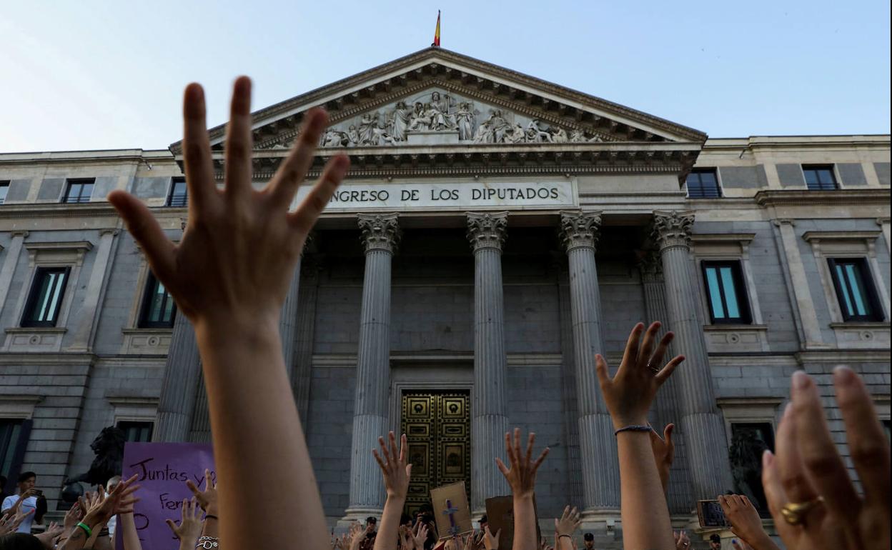 Manifestación ante el Congreso de los Diputados en abril de 2018 por la puesta en libertad de los cinco miembros de 'La manada', condenados por la agresión sexual en grupo a una joven en Pamplona. 