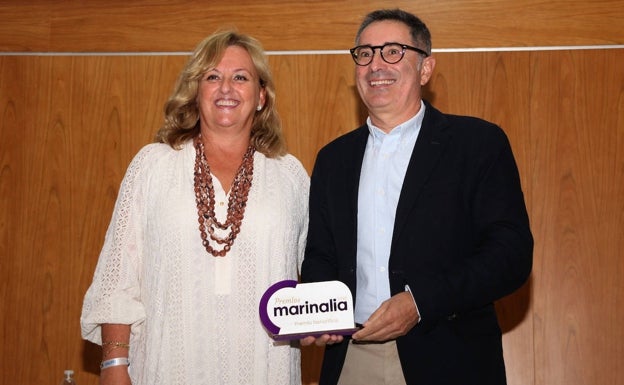 Imagen principal - Josep Antoni Ivars con la alcaldesa, el público, y Cristina Carracedo con el presentador, Raúl Martínez.  