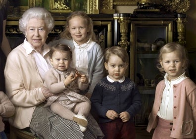 Imagen secundaria 1 - Los hijos de los príncipes Guillermo y Kate y, abajo, la reina Isabel con algunos de sus nietos, vestidos con ropa de Fina Ejerique. A la derecha, Ana Pérez, segunda generación de la firma.