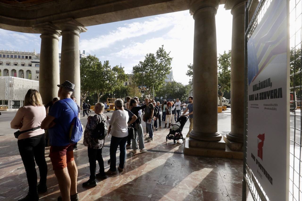 Varias personas se han dado cita para visitar la bandera de la Comunitat en este fin de semana del 9 d'Octubre.