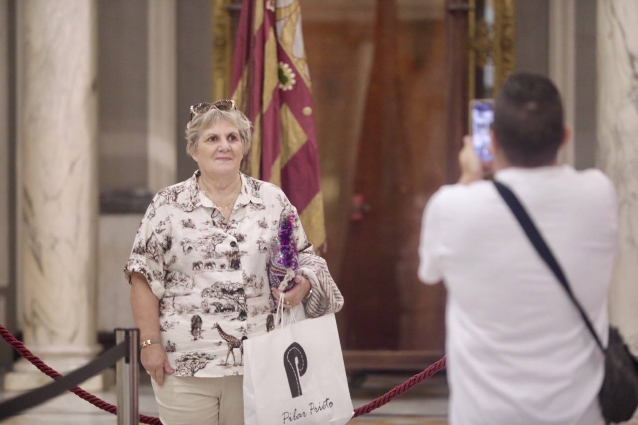 Varias personas se han dado cita para visitar la bandera de la Comunitat en este fin de semana del 9 d'Octubre.