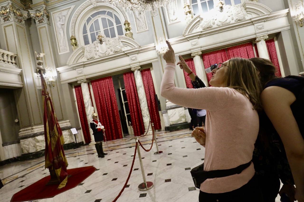 Varias personas se han dado cita para visitar la bandera de la Comunitat en este fin de semana del 9 d'Octubre.