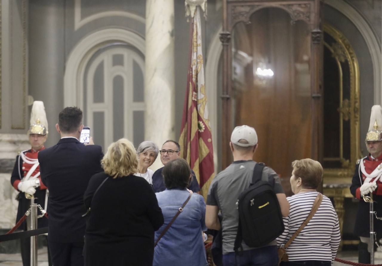 Varias personas se han dado cita para visitar la bandera de la Comunitat en este fin de semana del 9 d'Octubre.